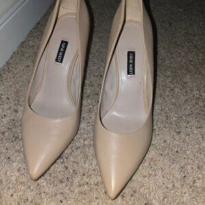 Nude leather pumps